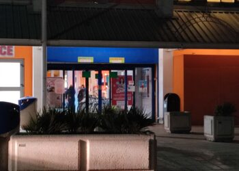 Pistola e coltello, rapina alla gioielleria del centro commerciale: caccia ai fuggitivi