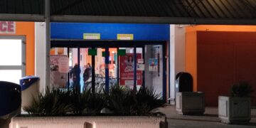 Pistola e coltello, rapina alla gioielleria del centro commerciale: caccia ai fuggitivi