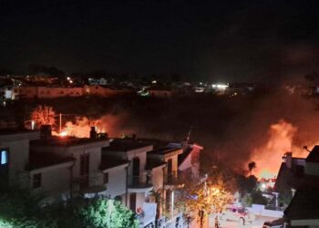 Vigili del fuoco impegnati tutta la notte in via San Rocco per un esteso rogo