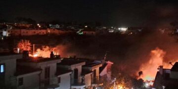 Vigili del fuoco impegnati tutta la notte in via San Rocco per un esteso rogo