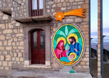 A Celenza sul Trigno addobbi all’uncinetto per augurare buone feste alla comunità