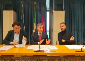 Sanità, le opposizioni bocciano il piano della Regione: «Inattuabile, tornati indietro di 10 anni»