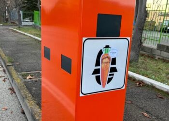 “Carotavelox”, l’ignoto degli adesivi colpisce ancora