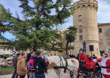 Babbo Natale in carrozza e battesimo della sella per i bimbi in piazza Rossetti