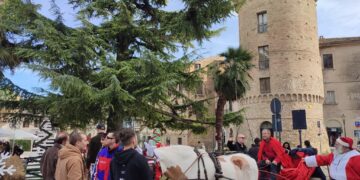Babbo Natale in carrozza e battesimo della sella per i bimbi in piazza Rossetti