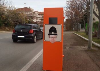 L’ignoto degli adesivi torna in azione: sul box autovelox il vigile è Menna