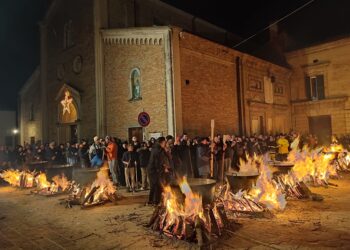 Tradizione e fede: a Pollutri l’antico rito collettivo della cottura delle fave di San Nicola
