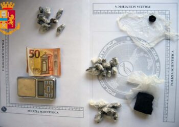 Sorpresi mentre vendono otto dosi di marijuana vicino scuola, arrestati due 18enni