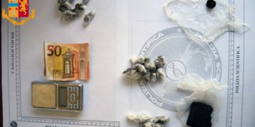 Sorpresi mentre vendono otto dosi di marijuana vicino scuola, arrestati due 18enni