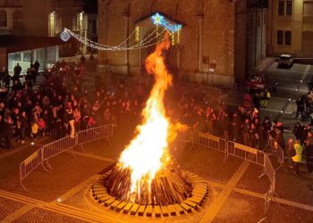 Piazza gremita per il Fuoco di San Tommaso, la tradizionale rievocazione unisce la città