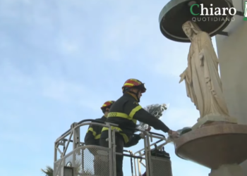 Un fiore all’Immacolata: con l’autoscala l’omaggio dei vigili del fuoco alla statua della Vergine