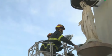 Un fiore all’Immacolata: con l’autoscala l’omaggio dei vigili del fuoco alla statua della Vergine