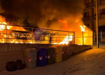 Fuoco nella notte a San Salvo, distrutte due auto di un imprenditore