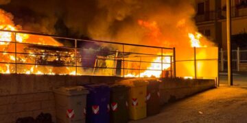 Fuoco nella notte a San Salvo, distrutte due auto di un imprenditore