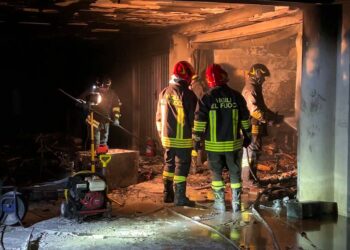 Incendio in un garage, due squadre di vigili del fuoco al lavoro in corso Mazzini