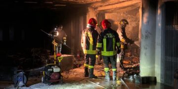 Incendio in un garage, due squadre di vigili del fuoco al lavoro in corso Mazzini