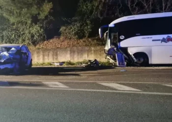 Scontro tra un’auto e un bus sulla Statale 16, muore ragazzino di 11 anni