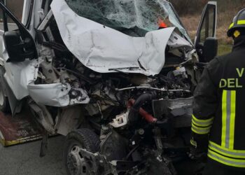 Scontro in galleria sulla “Trignina”, autista estratto dai vigili del fuoco