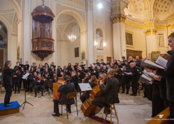 Cento coristi e orchestrali nella chiesa di Santa Maria: il Magnificat è da applausi