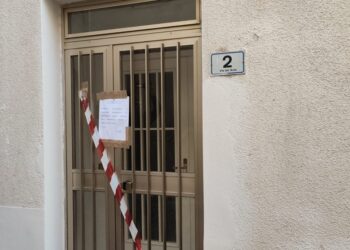 In un video un uomo col coltello davanti alla casa di Carolina