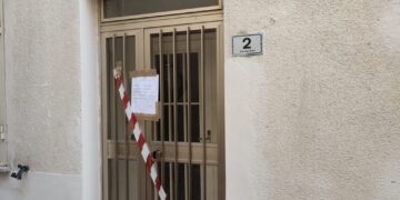 In un video un uomo col coltello davanti alla casa di Carolina