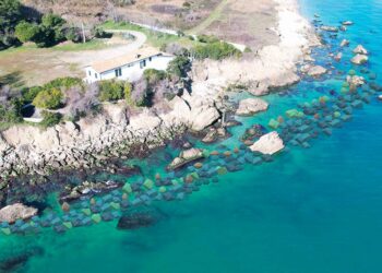 Spiaggia di Punta dell’Opera: 3,5 tonnellate di massi sommersi per frenare l’erosione