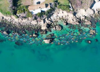 Spiaggia di Punta dell’Opera: 3,5 tonnellate di massi sommersi per frenare l’erosione