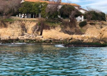 Spiaggia di Punta dell’Opera: 3,5 tonnellate di massi sommersi per frenare l’erosione