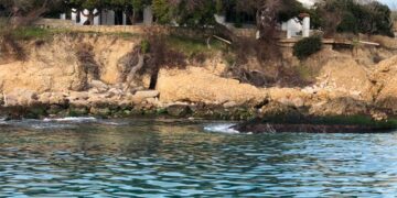Spiaggia di Punta dell’Opera: 3,5 tonnellate di massi sommersi per frenare l’erosione