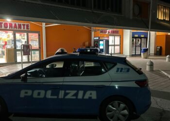 Caccia ai quattro rapinatori mascherati: raid fulmineo, indagini sull’auto