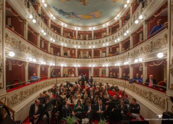 Da “Libiamo ne’ lieti calici” alla “Marcia di Radetsky”: la filarmonica di Odessa riapre il Teatro Rossetti