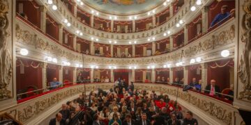 Da “Libiamo ne’ lieti calici” alla “Marcia di Radetsky”: la filarmonica di Odessa riapre il Teatro Rossetti