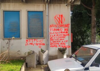 Scritte no vax sui muri di due scuole di Vasto