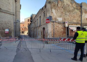Edificio abbandonato vicino al Comune: chiuso precauzionalmente un tratto di via Marchesani