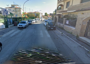 Si butta su un’auto in transito: è la truffa del falso incidente