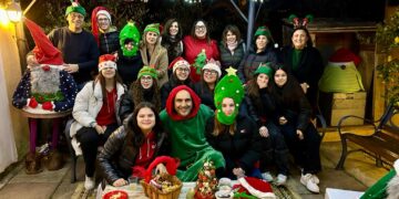 Dalla foresta di alberi di Natale all’igloo: il giardino di casa diventa il villaggio di Babbo Natale