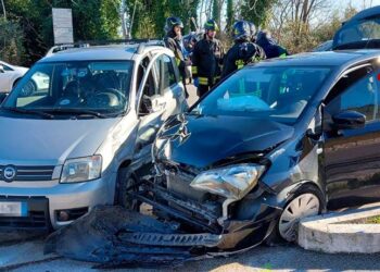 Scontro tra auto all’imbocco di via Trave, tre persone contuse
