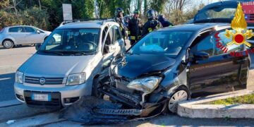 Scontro tra auto all’imbocco di via Trave, tre persone contuse