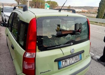 Lascia l’auto al casello di Vasto Nord, lunotto sfondato: «Per i sindaci la priorità è l’autovelox»