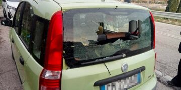 Lascia l’auto al casello di Vasto Nord, lunotto sfondato: «Per i sindaci la priorità è l’autovelox»