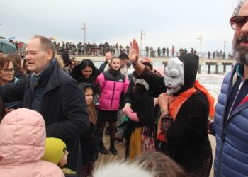 L’arrivo dei Re Magi a cavallo in spiaggia e la Befana dal mare: Epifania felice a Vasto Marina