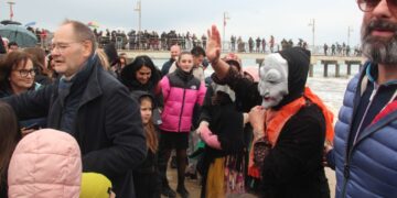 L’arrivo dei Re Magi a cavallo in spiaggia e la Befana dal mare: Epifania felice a Vasto Marina