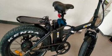 Lascia la bici per fare la spesa e gliela rubano, «Chi ha visto qualcosa ci aiuti»