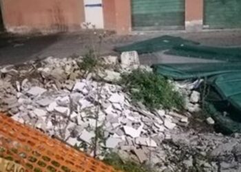 Tra immondizia e calcinacci, degrado nel Parco Muro delle Lame. «Lavori inizieranno a breve»