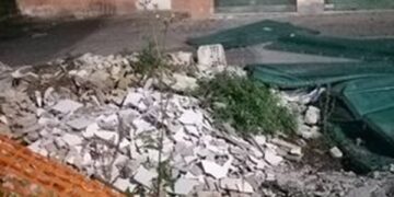 Tra immondizia e calcinacci, degrado nel Parco Muro delle Lame. «Lavori inizieranno a breve»