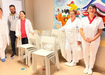 Donano sedie al reparto di Pediatria: l’iniziativa di Luciano Bucci e dei soci della palestra