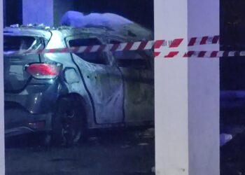 Viale Dalmazia, incendio distrugge auto parcheggiata sotto un condominio