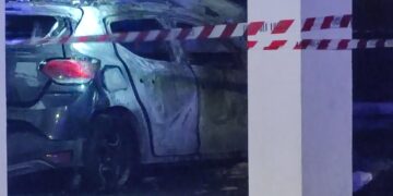 Viale Dalmazia, incendio distrugge auto parcheggiata sotto un condominio
