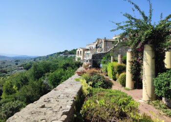 Non bastano i puntelli di 9 anni fa, la balconata di Palazzo d’Avalos va consolidata. Ok al progetto