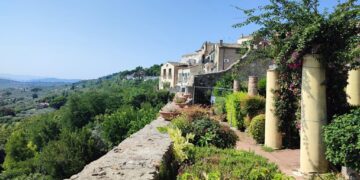 Non bastano i puntelli di 9 anni fa, la balconata di Palazzo d’Avalos va consolidata. Ok al progetto